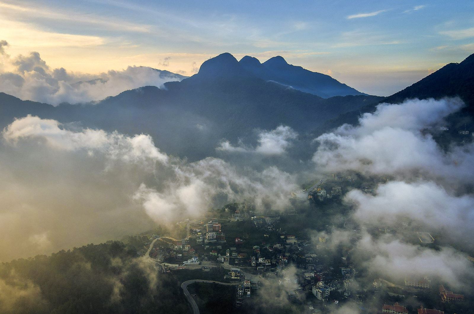 Tam Đảo nổi lên trên biển mây